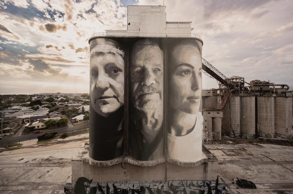 Image of painted Geelong silos